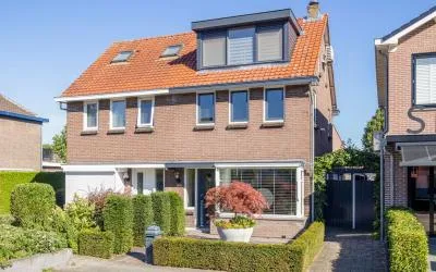 Twee-onder-één-kap te koop: Middellaan 109, Veenendaal