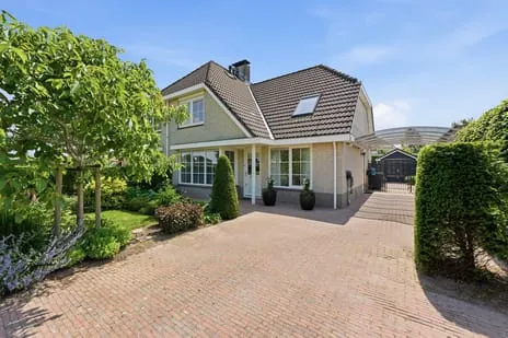 Semi-detached for sale: Middelweg 48, Numansdorp Woonkern Numansdorp