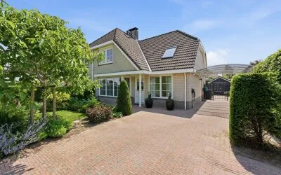 Twee-onder-één-kap te koop: Middelweg 48, Numansdorp Woonkern Numansdorp