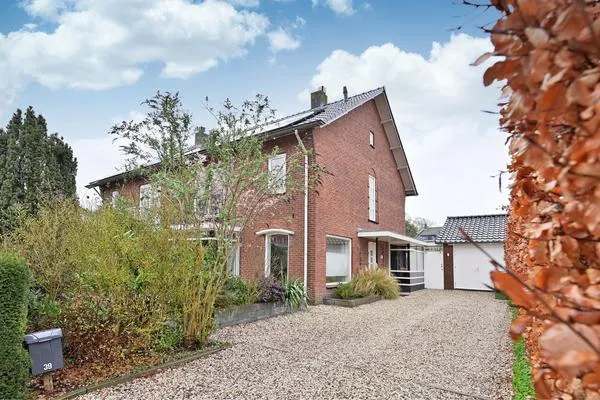 Twee-onder-één-kap te koop: Middelwijkstraat 39, Soest