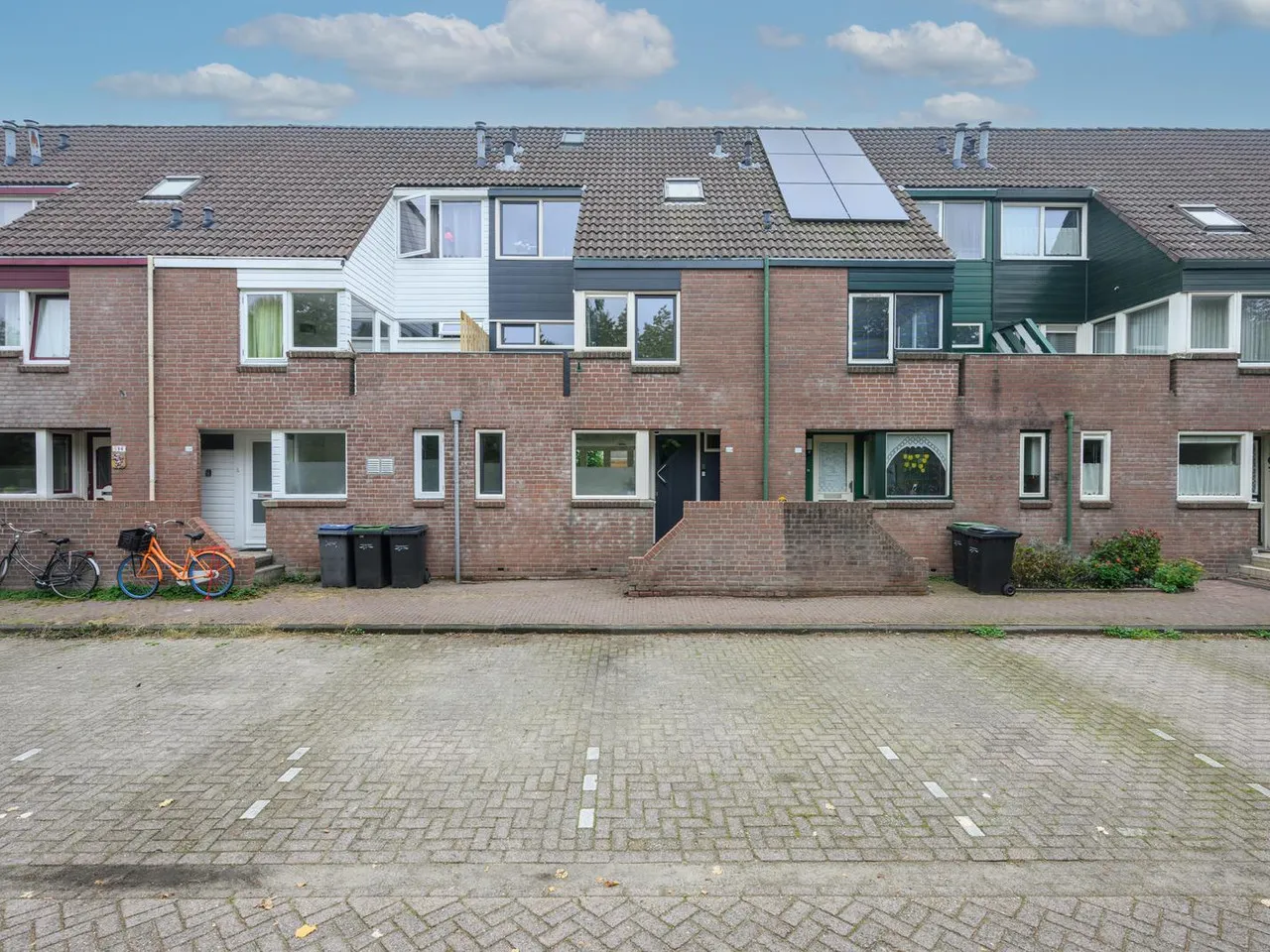 Tussenwoning te koop: Middenhof 204, Almere