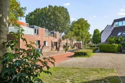 Tussenwoning te koop: Middenhof 302, Middenhof en Uithof Almere