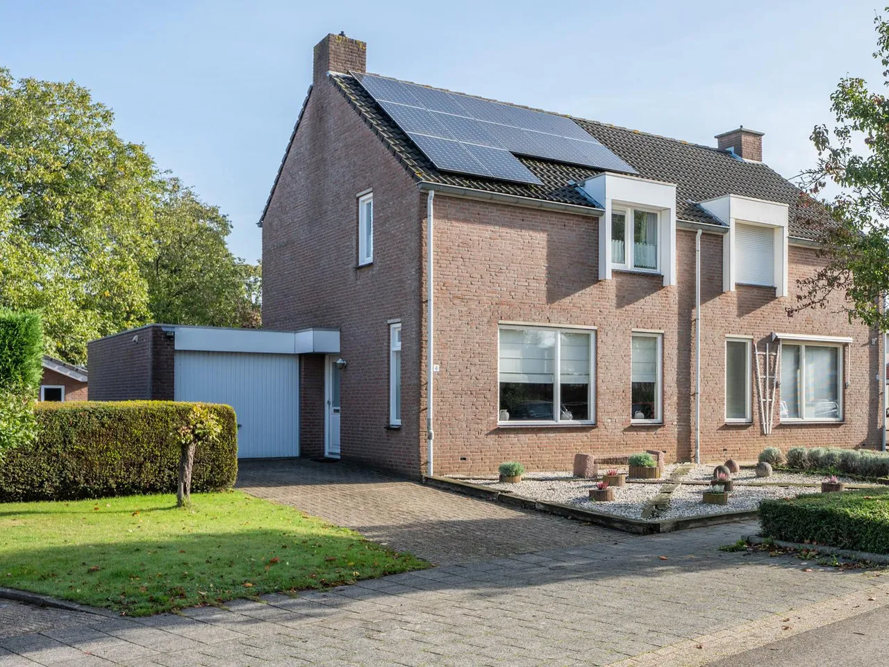 Twee-onder-één-kap te koop: Middenveld 4, Urmond