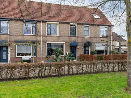 Tussenwoning te koop: Middenveld 43, Almkerk west Almkerk