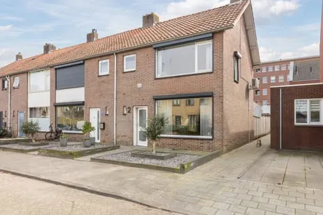 Hoekwoning te koop: Middenweg 2, Rijen