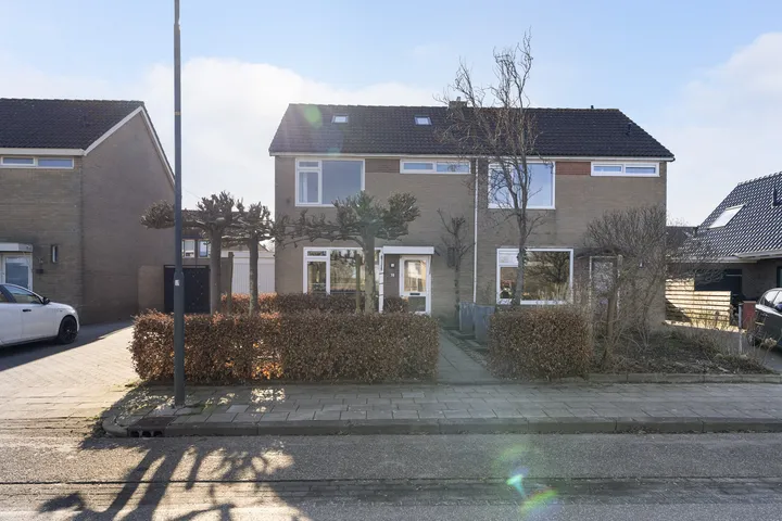 Twee-onder-één-kap te koop: MIEDDYK 78, Menaam Oost Menaam