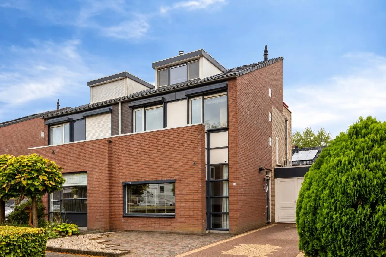 Tussenwoning te koop: Moerven 68, Veghel