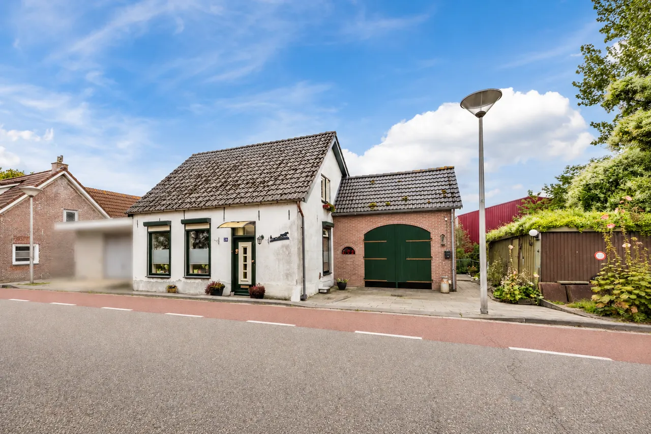 Vrijstaande woning te koop: Molendijk 50, Dinteloord