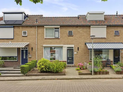 Tussenwoning te koop: Molenlaan 24, Maasdam Woonkern Maasdam