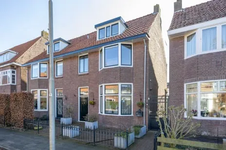 Twee-onder-één-kap te koop: Molenstraat 13, Vossepark Leeuwarden