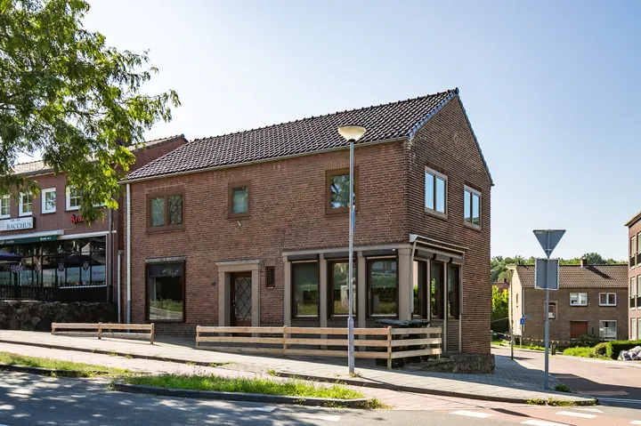 Twee-onder-één-kap te koop: Moltweg 52, Landgraaf
