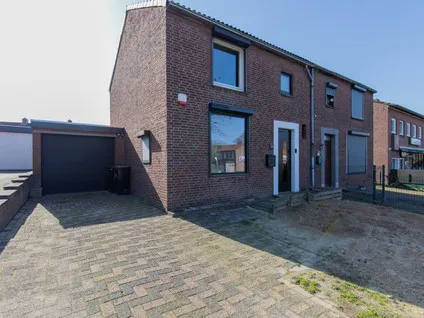 Twee-onder-één-kap te koop: Moltweg 58, Kakert Landgraaf