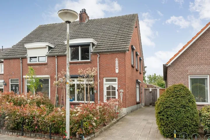 Twee-onder-één-kap te koop: Mooie Vrouwenweg 10, Mooie Vrouwenweg en omgeving Almelo
