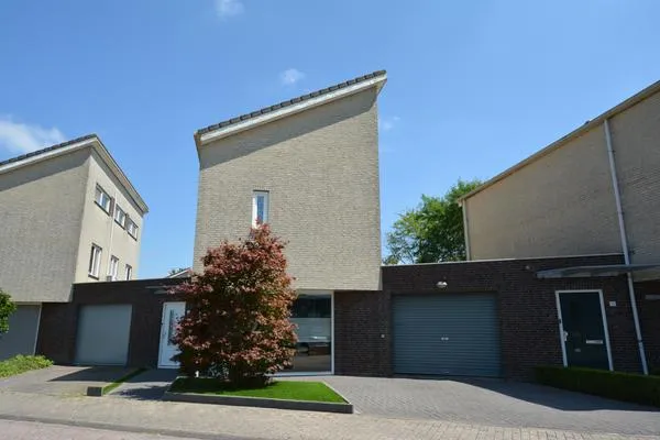 Tussenwoning te koop: Mostheuvelstraat 8, Leeuwerik West Tilburg