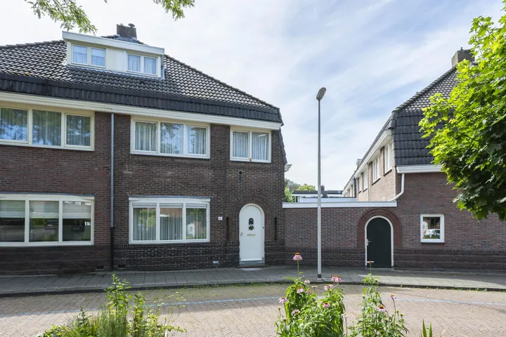 Twee-onder-één-kap te koop: Mr. Adriaan Sassenstraat 10, Bekkerveld Heerlen