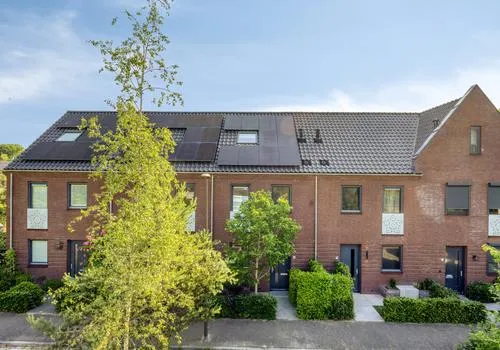 Tussenwoning te koop: Mr. Harry Hollalaan 5, Loyolaan en omgeving Vught