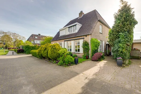 Tussenwoning te koop: mr. Jaap Burgerlaan 6, Noordlangeweg Willemstad