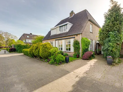 Tussenwoning te koop: mr. Jaap Burgerlaan 6, Noordlangeweg Willemstad