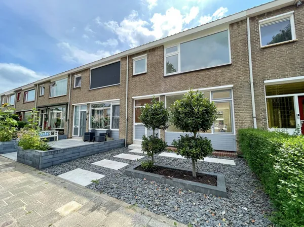 Tussenwoning te huur: Mr. Van Houtenstraat 35, West Ridderkerk