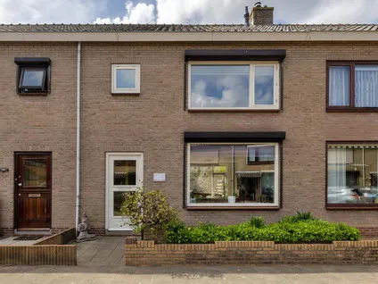 Tussenwoning te koop: Mr P J Oudweg 21, Kern Zuidland Zuidland