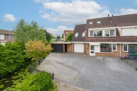 Corner house for sale: Multatulistraat 1, Rauwenhof Tiel