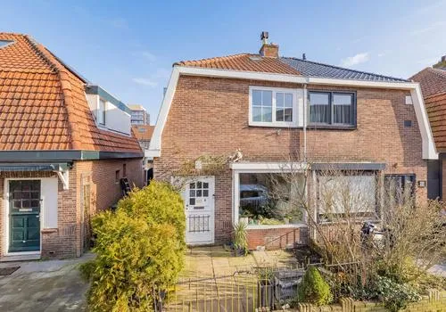 Twee-onder-één-kap te koop: Munnikenweg 133, Beverwijk