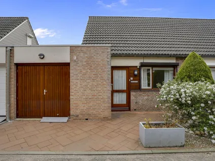Tussenwoning te koop: Nachtegaalstraat 6, Numansdorp
