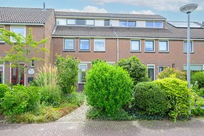 Tussenwoning te koop: Narcislaan 18, Winkel ten zuidoosten van de Dorpsstraat Winkel