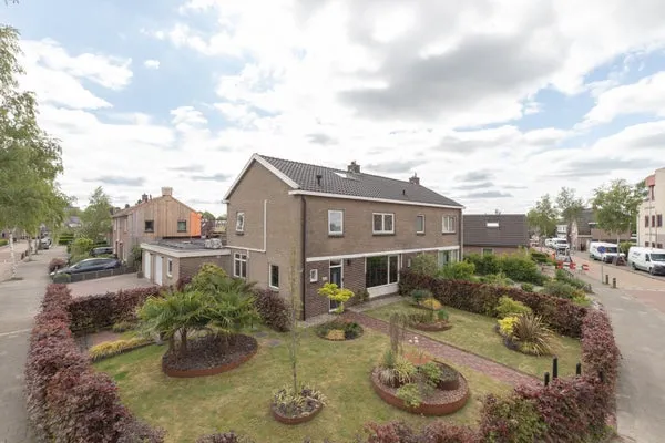 Twee-onder-één-kap te koop: Narcisstraat 1, De Dorpen Assen