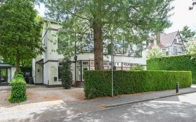 Twee-onder-één-kap te koop: Nassaulaan 33, Schilderskwartier Hilversum
