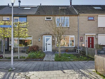 Tussenwoning te koop: Nassaustraat 4, Strijen Woonkern Strijen