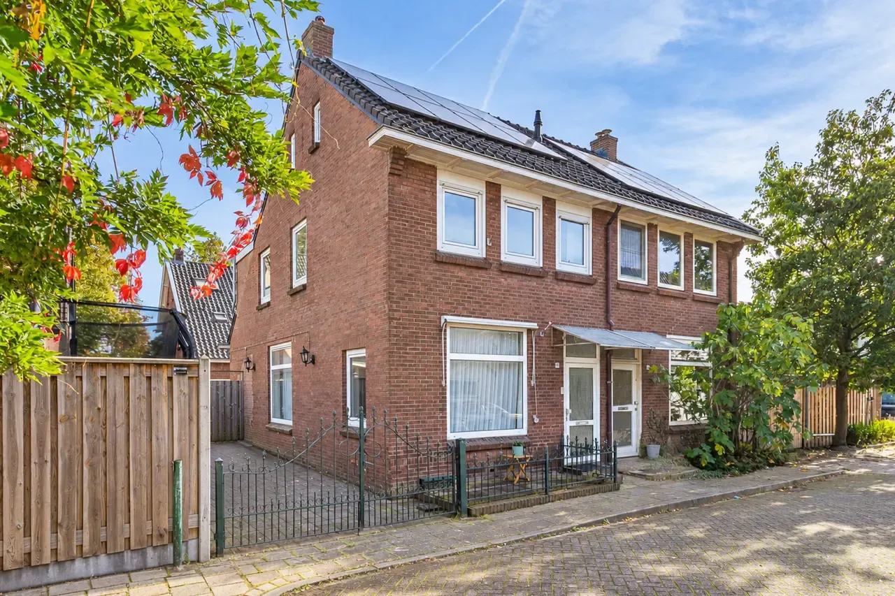 Twee-onder-één-kap te koop: Nassaustraat 7, Velp