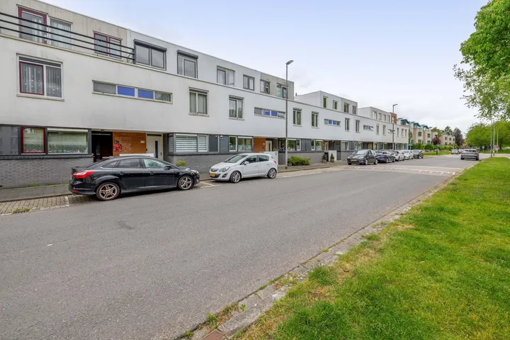 Tussenwoning te koop: Nehrusingel 124, Prinsenland Rotterdam