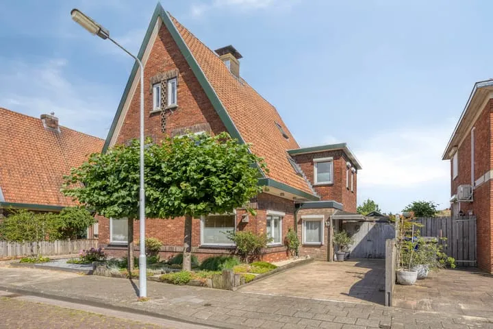 Twee-onder-één-kap te koop: Nico Uyt den Bogaardstraat 13, Kern Sas van Gent Sas Van Gent