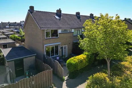 Hoekwoning te koop: Nicolaas Beetsstraat 20, Dichters- en Schrijversbuurt Hellevoetsluis