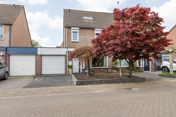 Tussenwoning te koop: Nicoline Swijgmanstraat 75, Kesteren Breda