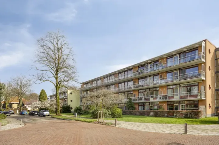 Appartement te koop: Nieuw-Schoonoord 157, Velp-Noord boven spoorlijn Velp