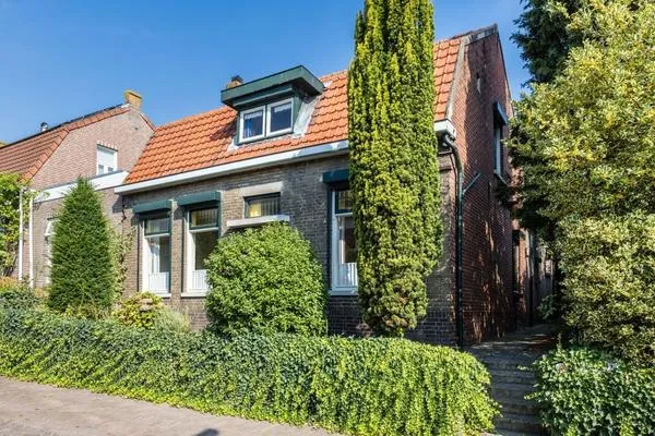 Twee-onder-één-kap te koop: Nieuwe Molenweg 19, Halsteren
