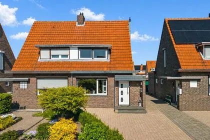 Twee-onder-één-kap te koop: Nieuwenhagerstraat 19, Lauradorp Landgraaf