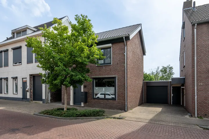 Twee-onder-één-kap te koop: Nieuwenhagerstraat 28, Lauradorp Landgraaf