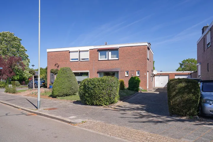 Twee-onder-één-kap te koop: Nieuwenhagerweg 75, Waubacherveld Eygelshoven