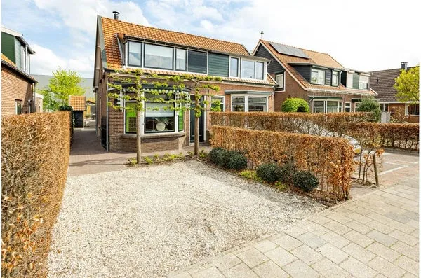 Twee-onder-één-kap te koop: Nieuweweg 37, Wielwijk-zuid Hardinxveld-Giessendam