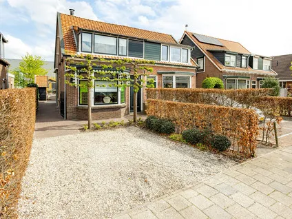 Twee-onder-één-kap te koop: Nieuweweg 37, Wielwijk-zuid Hardinxveld-Giessendam