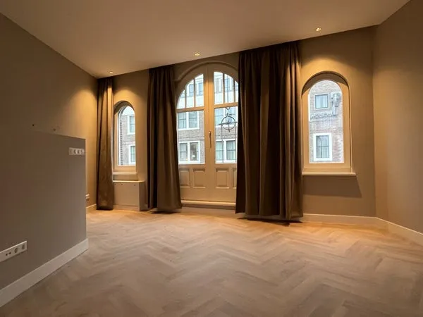 Woning te huur: Nieuwezijds Voorburgwal, Begijnhofbuurt Amsterdam