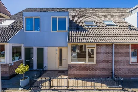 Terraced house for sale: Nieuwstraat 14, Oranjebuurt Lisse