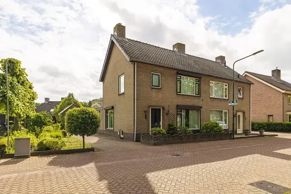 Twee-onder-één-kap te koop: Nieuwstraat 165, Steenakkers Gilze