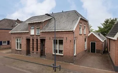 Twee-onder-één-kap te koop: Nieuwstraat 18, Moeshof eo Neede