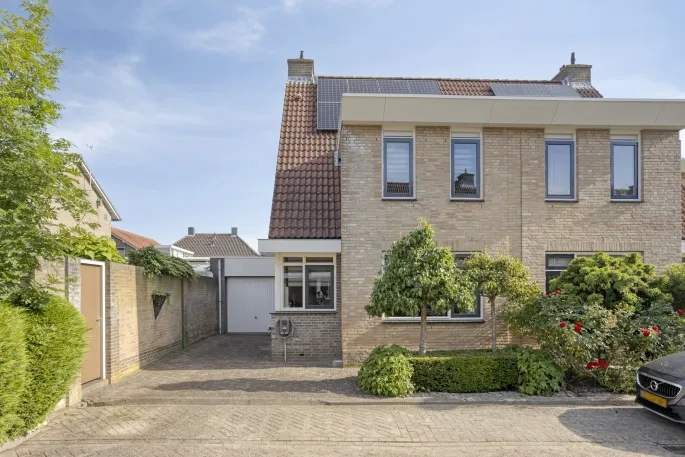 Tussenwoning te koop: Nikolaus Boutstraat 19, Westmaas Woonkern Westmaas