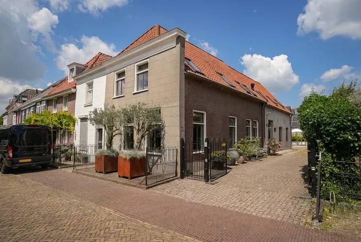 Corner house for sale: Nonnenstraat 36, Zaltbommel Binnenstad Zaltbommel