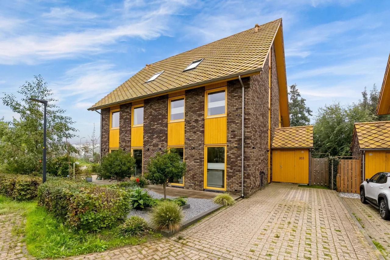 Twee-onder-één-kap te koop: Noorderduinstraat 203, Almere